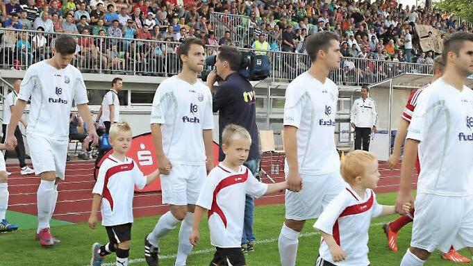 Vor großer Kulisse läuft Nicolai Altwasser (rechts) zum Spitzenspiel gegen Bayern München II mit seinen Mannschaftskameraden ins Fuchs-Park-Stadion ein.