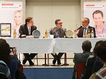 Vor gut 200 Zuschauern in der Aula des Herder-Gymnasiums stellen sich Hermann Ulm (l.) und Klaus Schulenburg (r.) den Fragen von FT-Redaktionsleiter Michael Memmel.  Fotos: Barbara Herbst