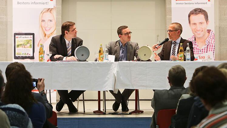 Vor gut 200 Zuschauern in der Aula des Herder-Gymnasiums stellen sich Hermann Ulm (l.) und Klaus Schulenburg (r.) den Fragen von FT-Redaktionsleiter Michael Memmel.  Fotos: Barbara Herbst