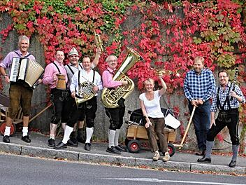 Erstmals in Ebern: Kirchweihmusikanten waren am Samstag unterwegs. Thomas Heim (dritter von links) hatte sie "zusammengetrommelt"; seine FrauMonika (dritte von rechts) war das einzige weibliche Mitglied in der Gruppe. Start war am Freibad in Ebern.  Foto: Foto: Helmut Will