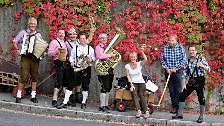 Erstmals in Ebern: Kirchweihmusikanten waren am Samstag unterwegs. Thomas Heim (dritter von links) hatte sie "zusammengetrommelt"; seine FrauMonika (dritte von rechts) war das einzige weibliche Mitglied in der Gruppe. Start war am Freibad in Ebern.  Foto: Foto: Helmut Will