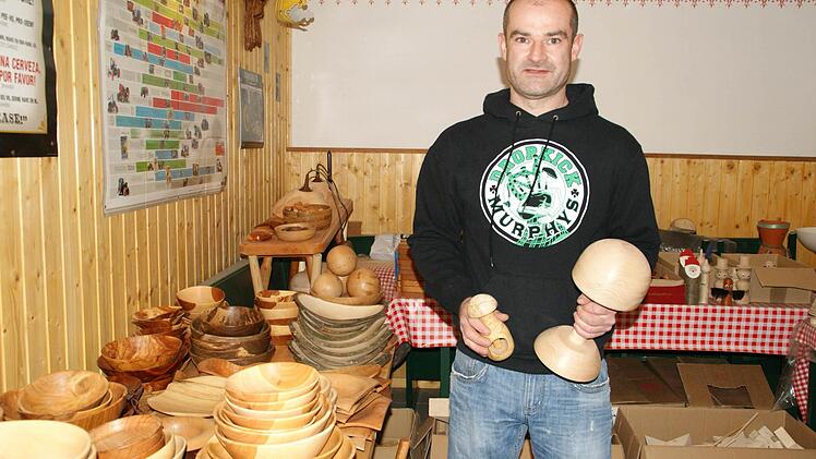 Auch echte Raritäten fertigt Thorsten Tröster wie die Hutkrapfen-Pilze (rechts). Stolz ist er auch auf die Dreh-Nußknacker (links).