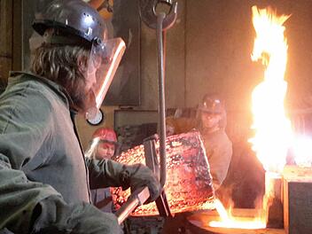 Der eigentliche Gussvorgang läuft genauso wie vor vielen hundert Jahren. Die flüssige Bronze wird in die vorgefertigte Form eingefüllt. Danach muss der Klangkörper noch einige Tage erkalten. Foto: Rolf Pralle