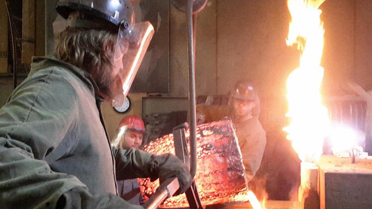 Der eigentliche Gussvorgang läuft genauso wie vor vielen hundert Jahren. Die flüssige Bronze wird in die vorgefertigte Form eingefüllt. Danach muss der Klangkörper noch einige Tage erkalten. Foto: Rolf Pralle