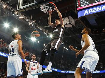 Die Real-Spieler (v. l.) Gustavo Ayon, Rudy Fernandez und Anthony Randolph können nur zuschauen, wie Daniel Theis den Ball durch den Ring stopft. Fotos: Daniel Löb