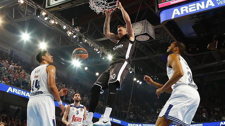 Die Real-Spieler (v. l.) Gustavo Ayon, Rudy Fernandez und Anthony Randolph können nur zuschauen, wie Daniel Theis den Ball durch den Ring stopft. Fotos: Daniel Löb