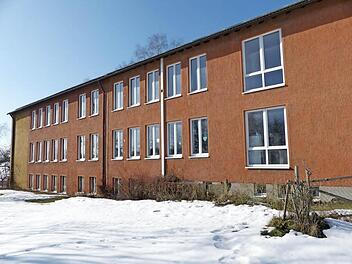 Die ehemalige Schule in Kupferberg könnte saniert werden, wenn die Stadt in das Programm "Förderoffensive Nordostbayern" aufgenommen wird. Foto: Klaus Peter Wulf