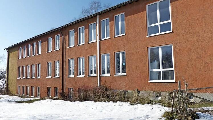 Die ehemalige Schule in Kupferberg könnte saniert werden, wenn die Stadt in das Programm "Förderoffensive Nordostbayern" aufgenommen wird. Foto: Klaus Peter Wulf