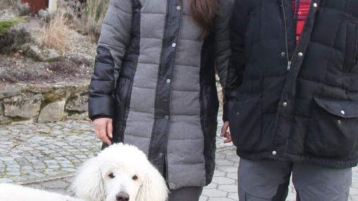 Campingplatz. Seinen Job als Krankenpfleger am Kulmbacher Klinikum gibt Harald Gruhl auf. Unser Bild zeigt das Ehepaar mit Hund Bono.