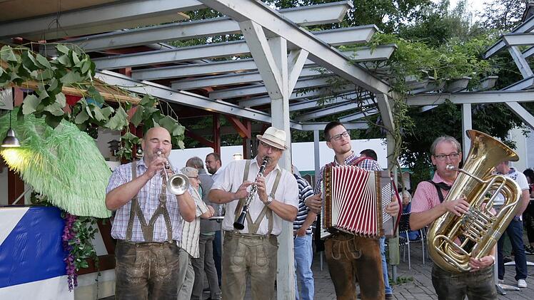 Der ganze Dorfplatz war ihre Bühne, denn die Musikanten wanderten von Tisch zu Tisch. Foto: Manja von Nida