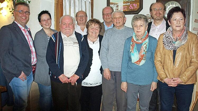 Ehrungen für langjährige Mitgliedschaft gab es bei der SPD Steinwiesen: Das Bild zeigt von links Vorsitzenden Jürgen Deuerling, Ramona Smettane, Ehrenvorsitzenden Manfred Manzer, Alfred Kremer, Maria Deuerling, Kreisehrenvorsitzenden Volker Naser, Helmut Beiergrößlein, Hannelore Rauh, Kreisvorsitzenden Ralph Pohl und Margita Baaser. Foto: Susanne Deuerling