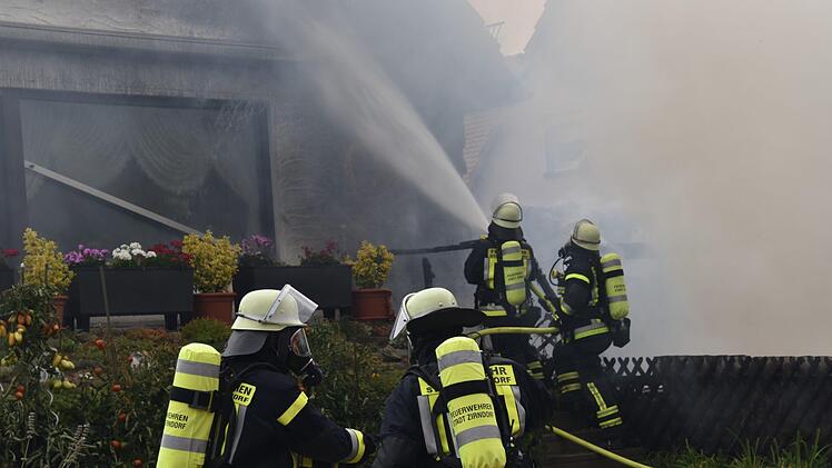 In Zirndorf ist ein Feuer in einer Gartenhütte ausgebrochen. Die Flammen gingen sogar bis auf das Wohnhaus über, ehe die Feuerwehr den Brand unter Kontrolle bekommen konnte. Foto: NEWS5 / Maurer