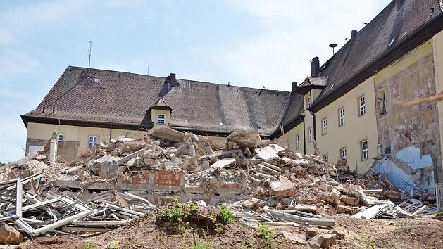 Nach dem Abbruch des Rathauses aus den 1960er Jahren blieb ein Tr&uuml;mmerfeld. Inzwischen ist der Bauschutt beseitigt, die ersten Vergaben f&uuml;r den Neubau werden getroffen.  Foto: bp