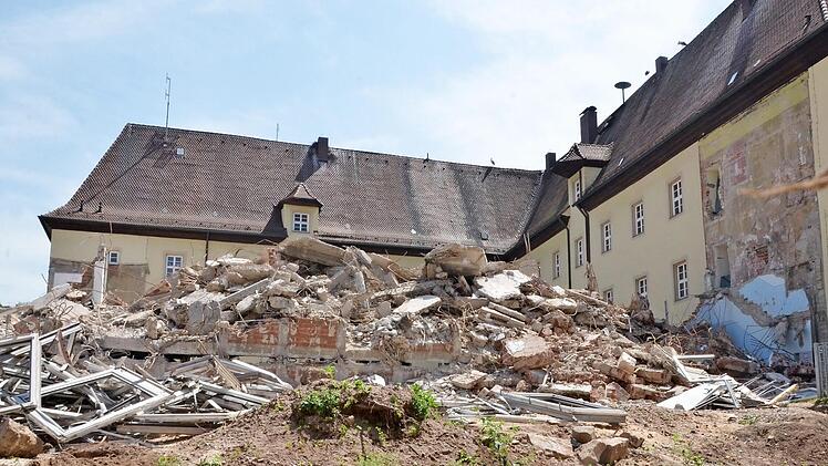 Nach dem Abbruch des Rathauses aus den 1960er Jahren blieb ein Trümmerfeld. Inzwischen ist der Bauschutt beseitigt, die ersten Vergaben für den Neubau werden getroffen.  Foto: bp