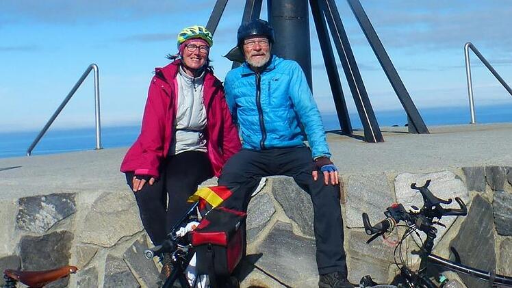 Geschafft: Manfred und Inge Wagner sind bei schönstem Wetter am Nordkap angekommen.privat