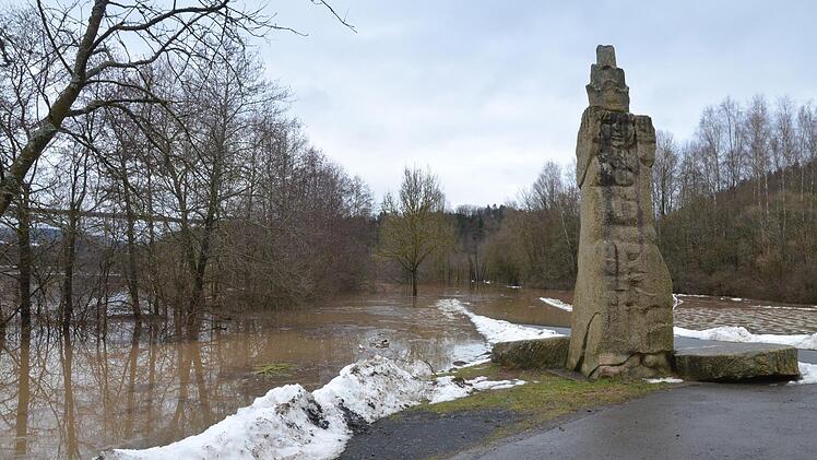Die Fischersfrau hat noch trockene Füße - im Froschgrundsee ist also noch Platz für Schmelzwasser.