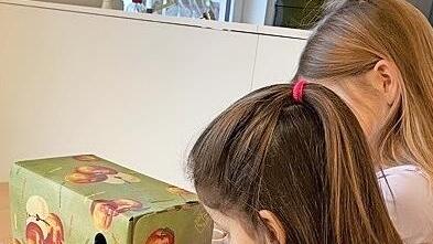 Kinder f&uuml;llen den Apfelsaft ab, den ihnen der Gartenbauverein in Hallerndorf spendiert hat.