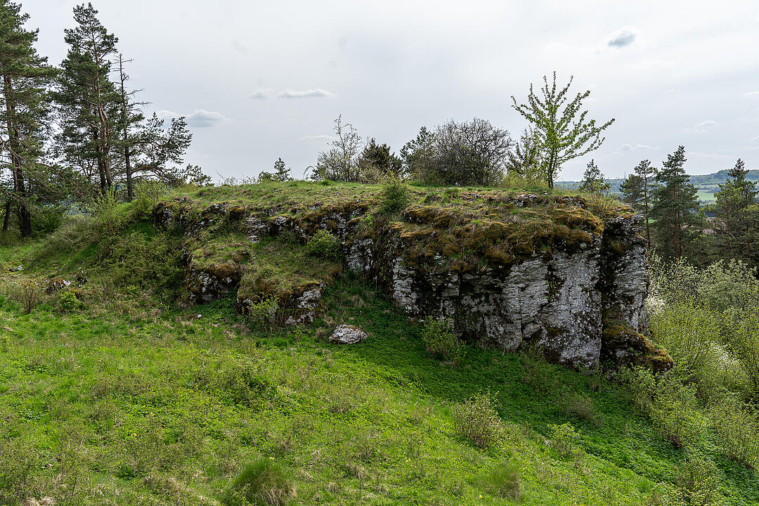 Der große Burgfels dient als toller Aussichtspunkt.
