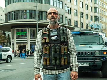 Santiago (Luis Tosar) muss im Actionthriller "Ultimatum - Die Bombe tickt" daf&uuml;r sorgen, dass seine Sprengstoffweste nicht explodiert.