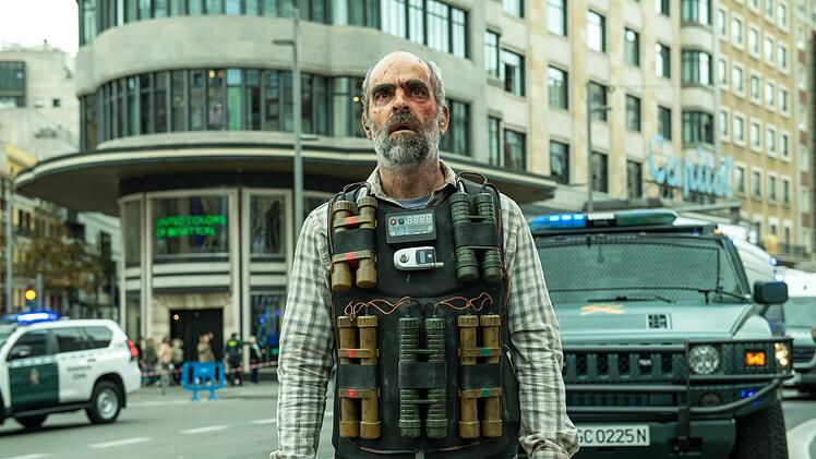 Santiago (Luis Tosar) muss im Actionthriller "Ultimatum - Die Bombe tickt" daf&uuml;r sorgen, dass seine Sprengstoffweste nicht explodiert.