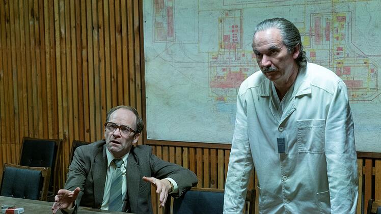 Ignoranz, Hybris, Sturheit: Weder der Chef-Ingenieur Nikolai Fomin (Adrian Rawlins, links) noch sein Stellvertreter Anatoly Dyatlov (Paul Ritter) wollen der Wahrheit ins Auge blicken - stattdessen wird das wahre Ausma&szlig; des Reaktorunfalls zun&auml;chst konsequent vertuscht.