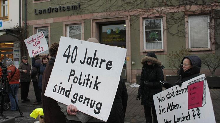 Landrat Eberhard Irlinger soll nach dem Willen der Protestler seinen Hut nehmen.