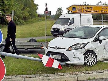 Mit voller Wucht rammte eine VW-Fahrerin den Ford Fiesta, der auf der Vorfahrtsstraße in Richtung Niederfüllbach unterwegs war. Der Kleinwagen wurde auf die Verkehrsinsel geschleudert. Foto: Manfred Gildemeister