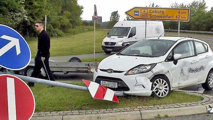 Mit voller Wucht rammte eine VW-Fahrerin den Ford Fiesta, der auf der Vorfahrtsstraße in Richtung Niederfüllbach unterwegs war. Der Kleinwagen wurde auf die Verkehrsinsel geschleudert. Foto: Manfred Gildemeister