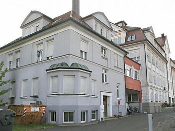 Das Mehrfamilienwohnhaus in Altenkunstadt, Mainbrücke, Hausnummer 14 und 16. Dort hatte es nach einem im Keller gelegten Brand im Herbst 2011 den größten Personenrettungseinsatz der vergangenen Jahre im Landkreis gegeben. Archivfoto: Stefan Johannes