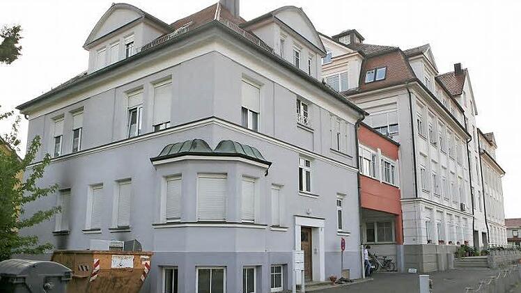 Das Mehrfamilienwohnhaus in Altenkunstadt, Mainbrücke, Hausnummer 14 und 16. Dort hatte es nach einem im Keller gelegten Brand im Herbst 2011 den größten Personenrettungseinsatz der vergangenen Jahre im Landkreis gegeben. Archivfoto: Stefan Johannes