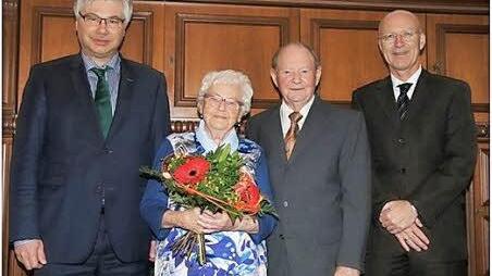 Von links: Rüdiger Gerst, Margareta und Eugen Rümmer und Bürgermeister Gerd Schneider. Foto: p