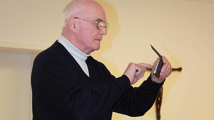 Auch am Abend seiner Ehrung kann es sich Ulrich Süppel nicht verkneifen und dokumentiert, ganz modern mit Smartphone, den Abend. Foto: katharina Becht