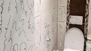 Im Ertl-Zentrum wurden frisch renovierte Toiletten mit wasserfestem Stift beschmiert Foto: Werner Ertl