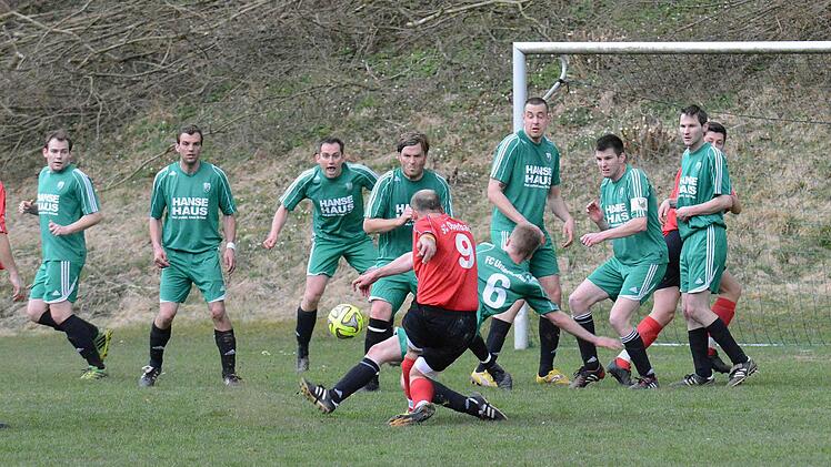 Mit Mann und Maus verteidigt: In den Schuss von André Römmelt (SG Oberbach/Riedenberg II) wirft sich Untererthals Patrick Heilmann unter Anfeuerung seines Coaches Michael Hammer (links).  Foto: ssp