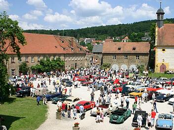 Schönes Bild aus vergangenen Tagen: Heuer treffen sich Oldtimer-Freunde nicht mehr im Eyrichshöfer Schlosshof, sondern auf dem Marktplatz und den Altstadtgassen. FT-Archivfotos: Ralf Kestel