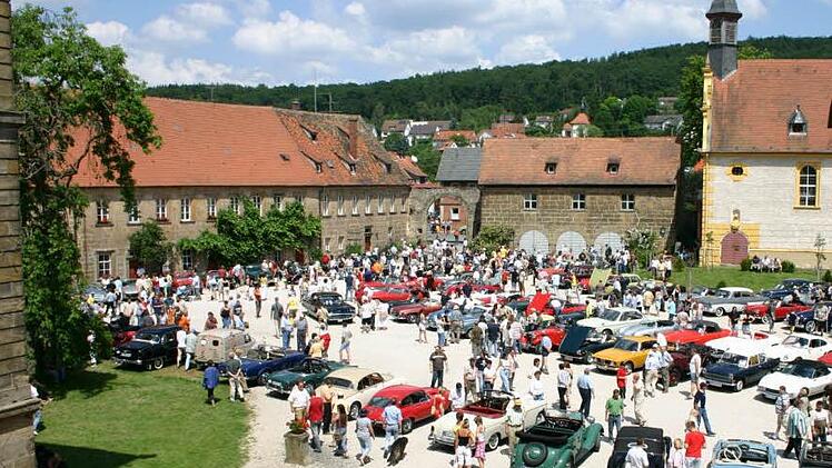 Schönes Bild aus vergangenen Tagen: Heuer treffen sich Oldtimer-Freunde nicht mehr im Eyrichshöfer Schlosshof, sondern auf dem Marktplatz und den Altstadtgassen. FT-Archivfotos: Ralf Kestel