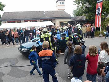 Zahlreiche Schaulustige konnten hautnah erleben, wie die Feuerwehrleute einen Pkw zerlegten, um eingeklemmte Personen zu befreien. Foto: K.- H. Hofmann