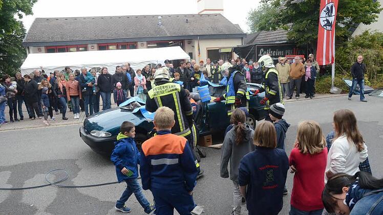 Zahlreiche Schaulustige konnten hautnah erleben, wie die Feuerwehrleute einen Pkw zerlegten, um eingeklemmte Personen zu befreien. Foto: K.- H. Hofmann