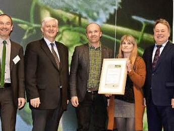 Landwirtschaftsminister Helmut Brunner und LVÖ Vorsitzender Josef Wetzstein überreichten den Preis an Peter Schubert (Mitte).  Foto: privat