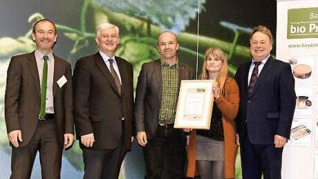Landwirtschaftsminister Helmut Brunner und LVÖ Vorsitzender Josef Wetzstein überreichten den Preis an Peter Schubert (Mitte).  Foto: privat