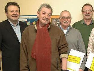 Für ihre 25-jährige Treue zum ASB zeichneten Geschäftsführer Schwesinger (l.) und Vorsitzender Lieb (r.) Wolfgang Fischer, Rolf Zimpel, Jürgen und Verena Schardt aus. Foto: Edwin Meißinger