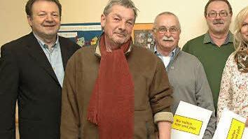 Für ihre 25-jährige Treue zum ASB zeichneten Geschäftsführer Schwesinger (l.) und Vorsitzender Lieb (r.) Wolfgang Fischer, Rolf Zimpel, Jürgen und Verena Schardt aus. Foto: Edwin Meißinger