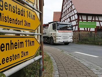 Die enge, kurvige Ortsdurchfahrt von Geisfeld ist stark befahren.  Archivfoto: Werner Baier