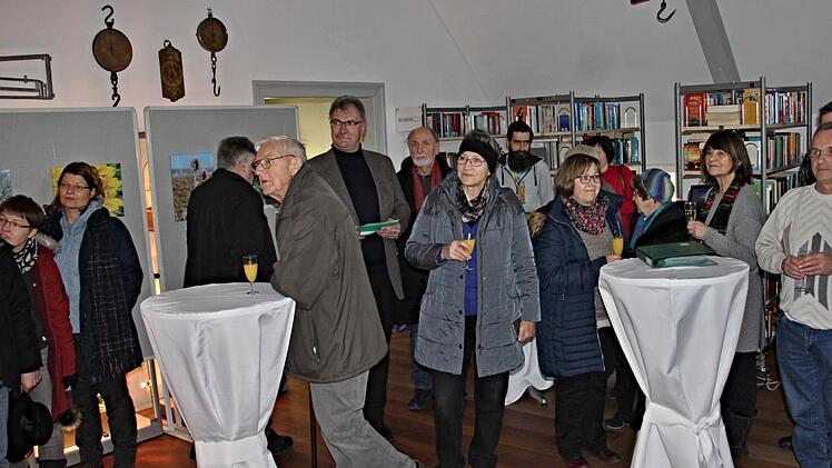 Interessiert verfolgen die Besucher um Bürgermeister Helmut Dietz (Fünfter von links) die Powerpoint-Präsentation des Fotowettbewerbs Untermerzbach.Helmut Will