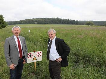 Landrat Kalb und Bürgermeister Kellner vor einer der zu räumenden Flächen. Foto: Barbara Herbst