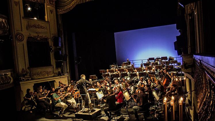 Roland Kluttig dirigierte Mendelssohns 3. Sinfonie beim Concertino im Landestheater.Foto: Jochen Berger