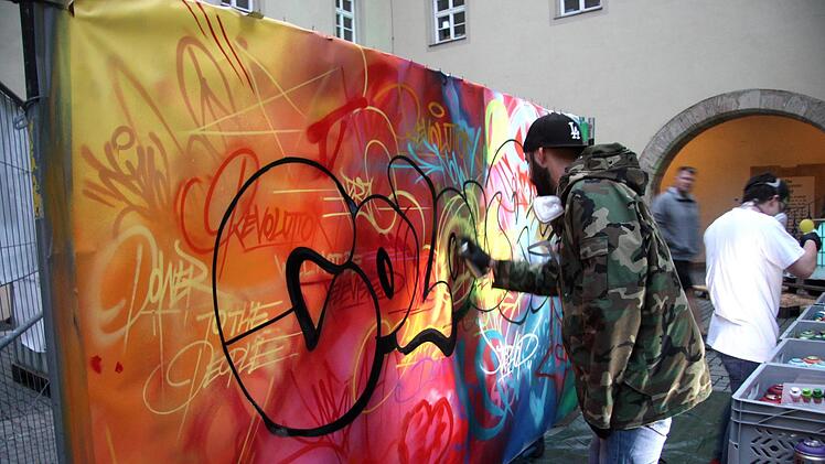 Farbenprächtige Graffiti im Schlosshof