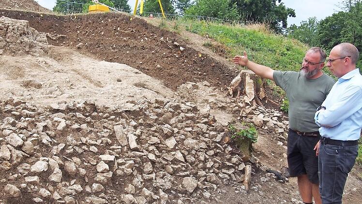 Archäologe Markus Schußmann weist Landrat Christian Meißner an der Grabungsstelle am Staffelberg in die keltische Geschichte ein und erklärt, welche Funde bisher gemacht wurden. Im nächsten Jahr soll am historischen Standort ein Keltentor rekonstruiert werden. Fotos: Landratsamt
