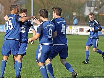 So wollen die Spieler des TSV am 1. Mai jubeln (von links): Omar Rahmani, Marcel Giller, Aaron Schmidt, Lukas K&ouml;hn und rechts im Hintergrund Daniel Puff. Foto: Lisa H&uuml;mmer
