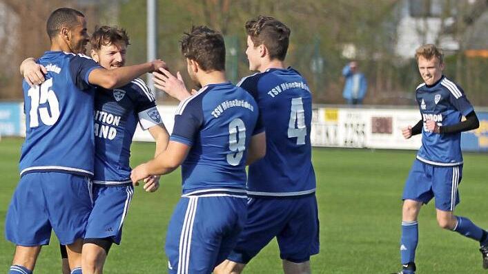 So wollen die Spieler des TSV am 1. Mai jubeln (von links): Omar Rahmani, Marcel Giller, Aaron Schmidt, Lukas K&ouml;hn und rechts im Hintergrund Daniel Puff. Foto: Lisa H&uuml;mmer